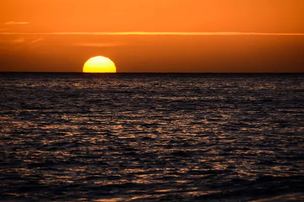 Il sole che tramonta nel mare — Foto Stock