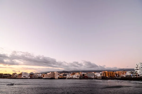 Mar y edificio al atardecer —  Fotos de Stock