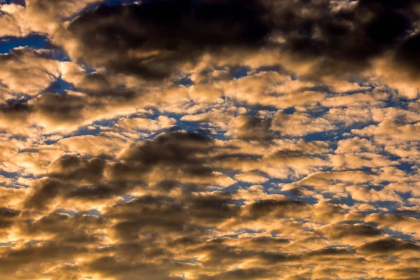 Farbige Wolken bei Sonnenuntergang — Stockfoto