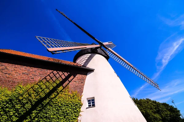 Traditionell vit väderkvarn — Stockfoto