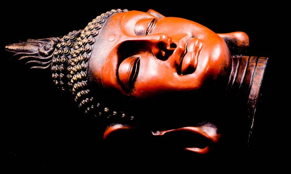 Orientalische Buddhistenstatue isoliert — Stockfoto