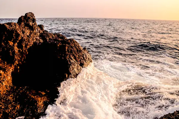 Silné vlny zřítilo na sopečné pobřeží — Stock fotografie