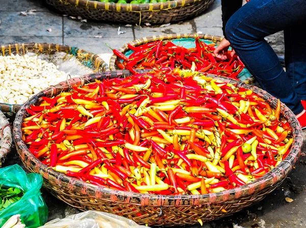 Poivrons vietnamiens dans un marché local — Photo