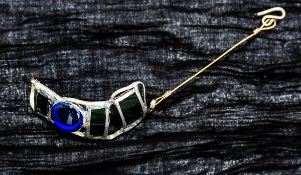 Handgjorda smycken gjorda av järn, speglar och glas — Stockfoto