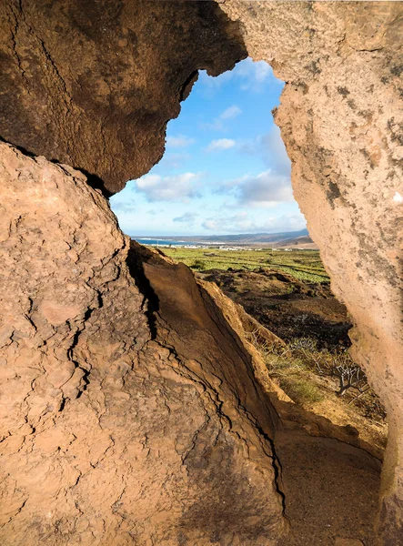 Grotta vicino a un vulcano nel deserto — Foto Stock