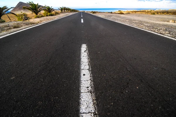 Estrada solitária no deserto — Fotografia de Stock