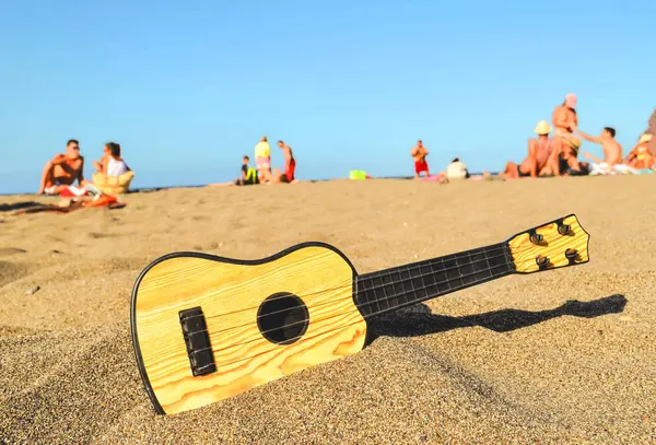 Gitaar op het zandstrand — Stockfoto