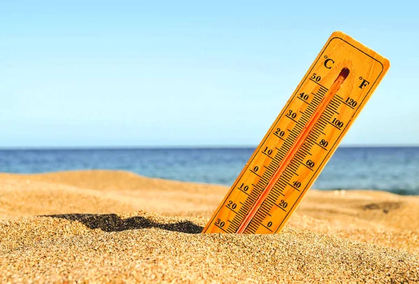 Termometro sulla spiaggia di sabbia — Foto Stock