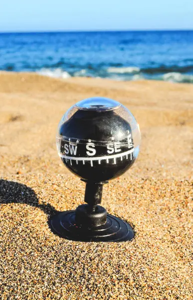 Kompas na plaży — Zdjęcie stockowe