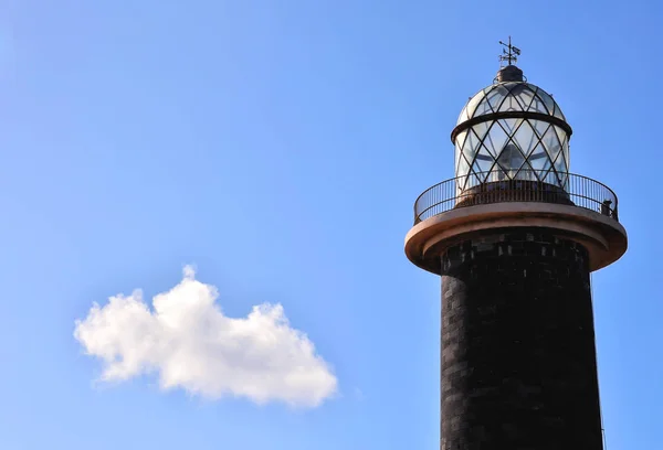 Oude vuurtoren bij de zee — Stockfoto