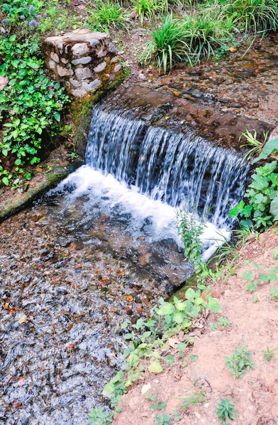 Wasserspritzwasserfall — Stockfoto