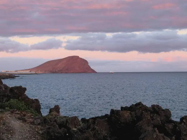 Solnedgangen i havet. – stockfoto