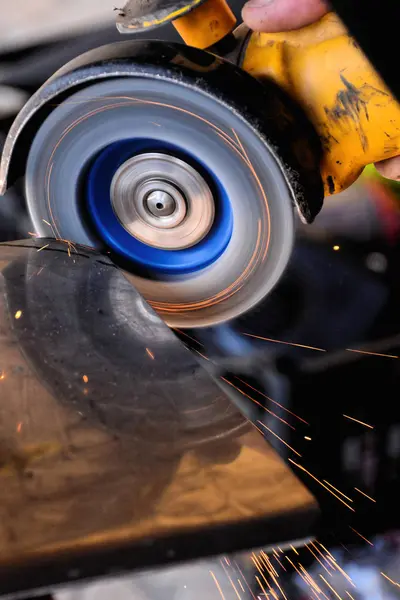 Zware Industrie Werknemer Snijden Van Staal Met Haakse Slijper Bij — Stockfoto