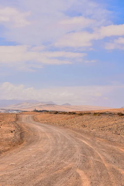 Foto Imagem Uma Estrada Sujeira Que Conduz Fora Deserto — Fotografia de Stock