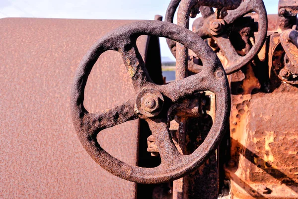 一个古老的生锈的老式蒸汽压路机部分 — 图库照片