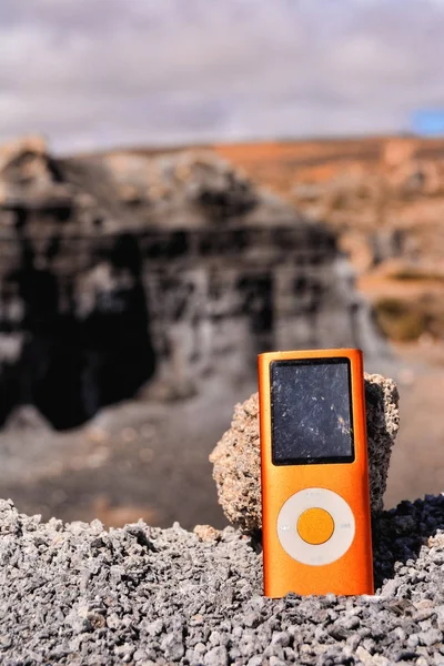 Foto Conceitual Objeto Leitor Música Deserto Seco — Fotografia de Stock