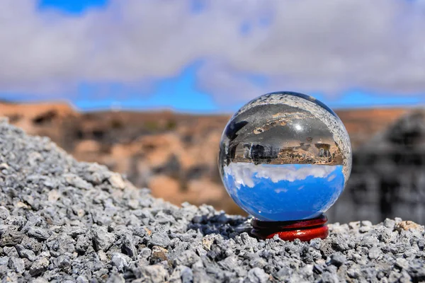 Концептуальная Фотография Хрустальной Сферы Сухой Пустыне — стоковое фото