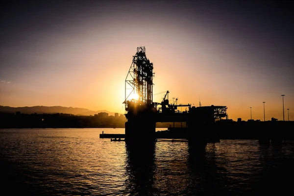 Silhueta de uma plataforma de perfuração offshore — Fotografia de Stock