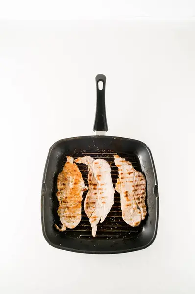 炒め鍋で肉 — ストック写真