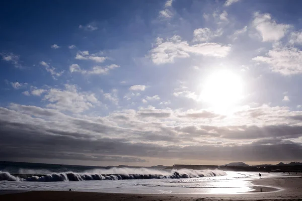 海岸に打ち寄せる大きな波 — ストック写真
