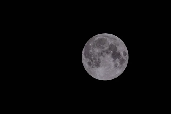 Luna en el cielo nocturno —  Fotos de Stock