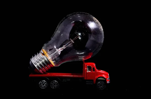 Conceito Energia Elétrica Caminhão Vermelho Lâmpada Fundo Preto — Fotografia de Stock