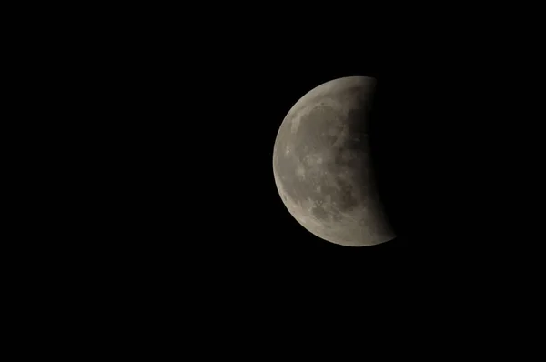 Eclissi Parziale Della Luna Nella Notte Nera — Foto Stock