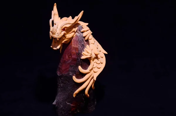 Handgefertigte Holzstatuette eines Drachen — Stockfoto
