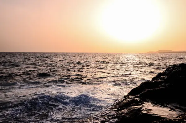 Strong Waves Crashing on the Volcanic Coast — Stock Photo, Image