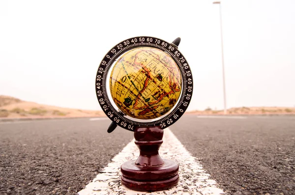 Globe Earth on an Asphalt Street — Stock Photo, Image