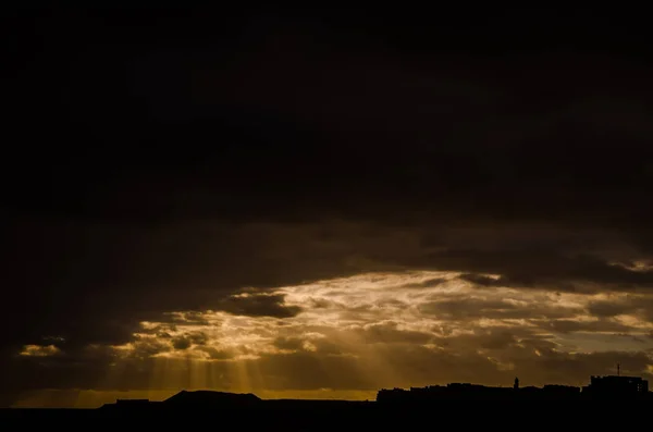 Nuages colorés au coucher du soleil — Photo