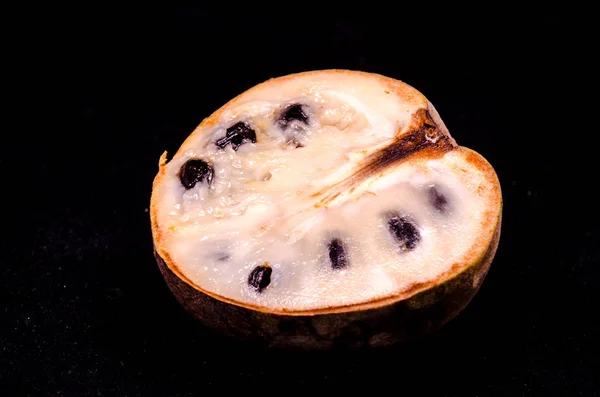 Зеленая и коричневая спелость Cherimoya — стоковое фото