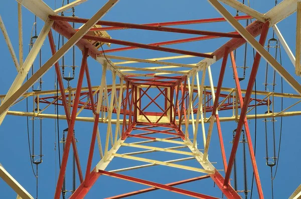 Electric Power Line Pylon Peste Apus Soare Colorat — Fotografie, imagine de stoc