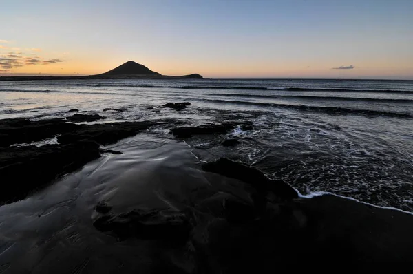 Solnedgang Atlanterhavet Med Bjerg Baggrunden Medano Tenerife Kanariske Øer Spanien - Stock-foto