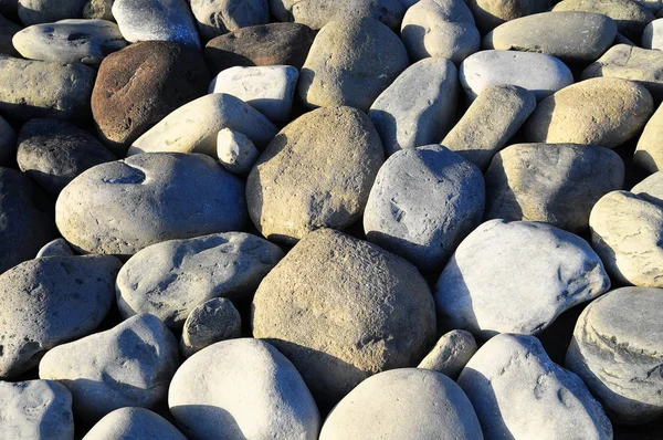 水によって平滑化された丸岩の質感 — ストック写真