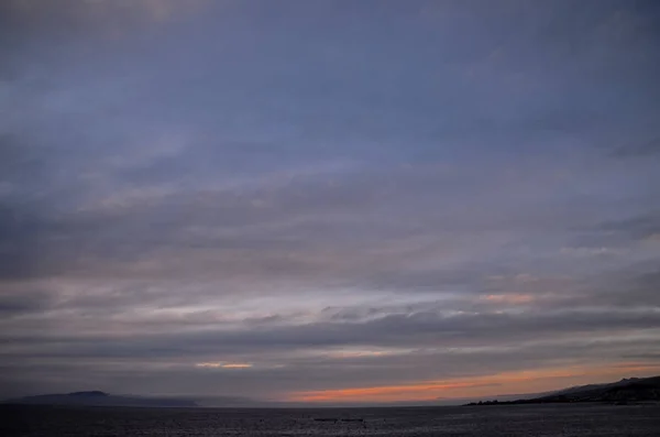 Nuages colorés au coucher du soleil — Photo