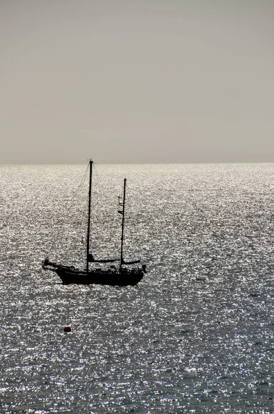 Silhouette Boat in the Ocean — Stock Photo, Image