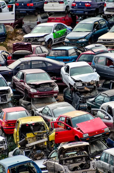 Alte Schrottautos auf Schrottplatz — Stockfoto