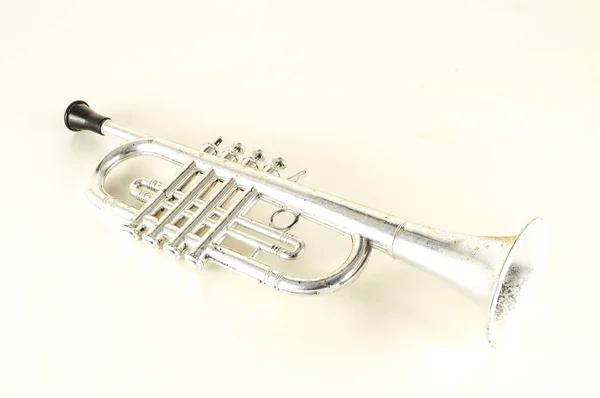 Nahaufnahme einer silbernen Trompete — Stockfoto