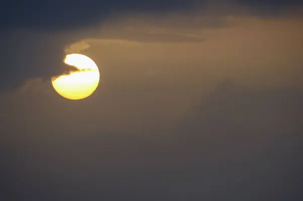 Wolkenlandschaft Bunte Wolken Bei Sonnenuntergang Der Nähe Des Ozeans — Stockfoto