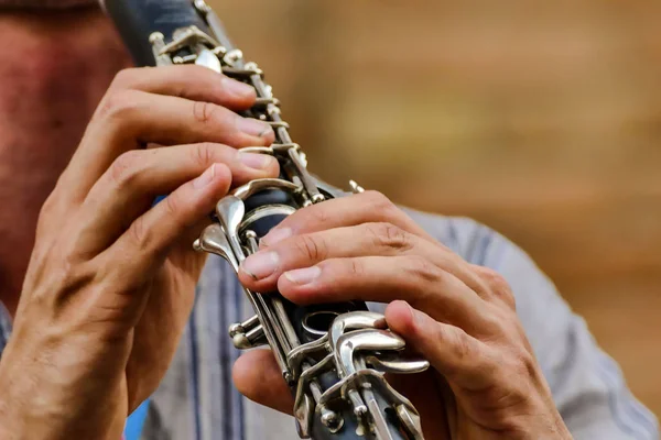 Foto Van Een Persoon Die Buiten Muziek Speelt — Stockfoto