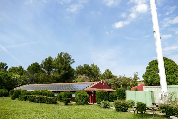 Techo de casa con paneles solares en la parte superior —  Fotos de Stock