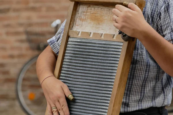 Person spelar musik utomhus — Stockfoto