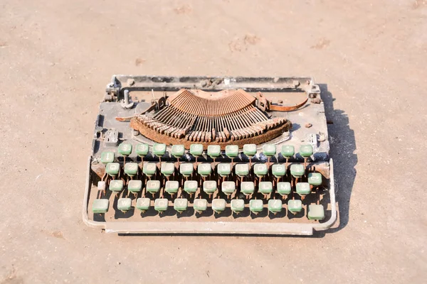 Φωτογραφία Εικόνα Του Ένα Κλασικό Σκουριασμένο Παλαιά Γραφομηχανή Vintage — Φωτογραφία Αρχείου