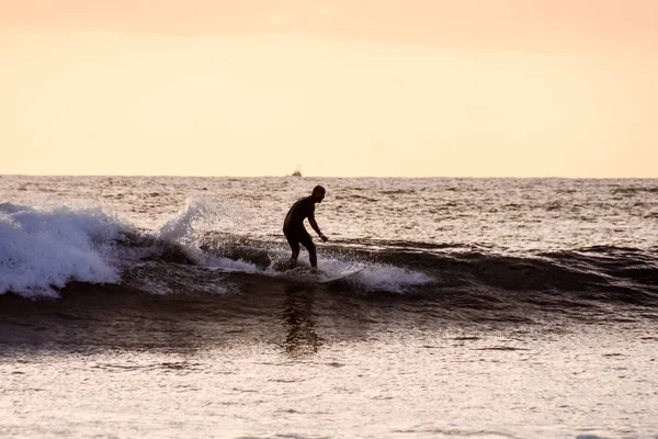 Surfista Individual Atardecer Océano Tranquilo — Foto de Stock