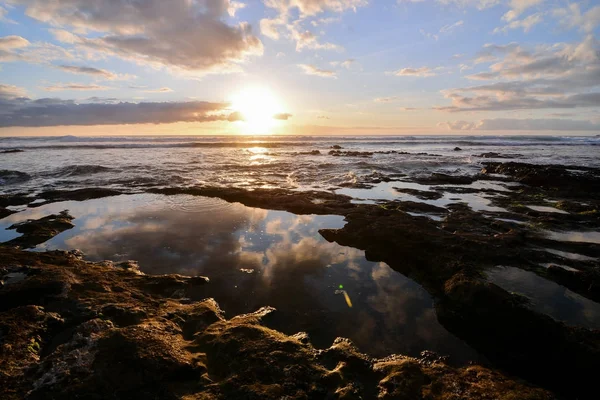 Foto Del Sole Che Tramonta Nel Mare — Foto Stock