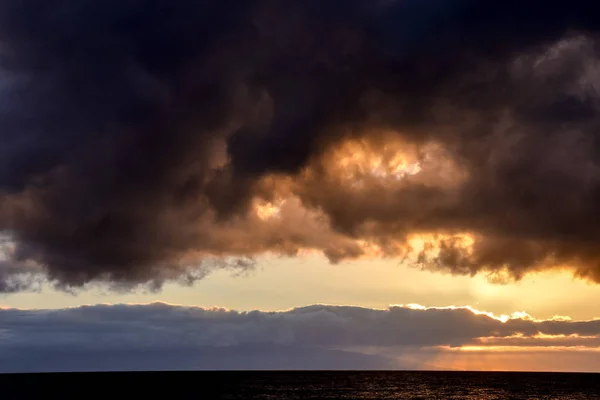 Paysage Nuageux Nuages Colorés Coucher Soleil Près Océan — Photo