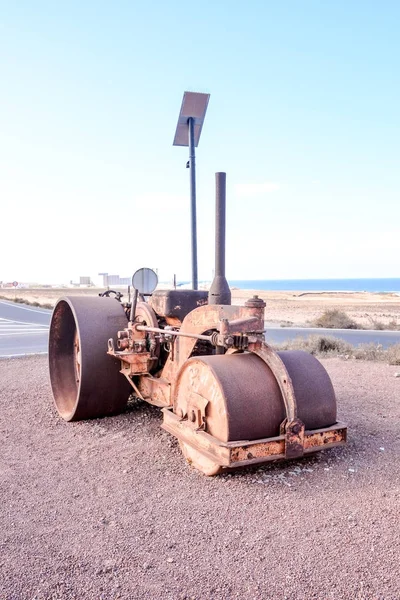 一个古老的生锈的老式蒸汽压路机 — 图库照片