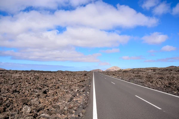 加那利群岛长期空旷的沙漠沥青路 — 图库照片