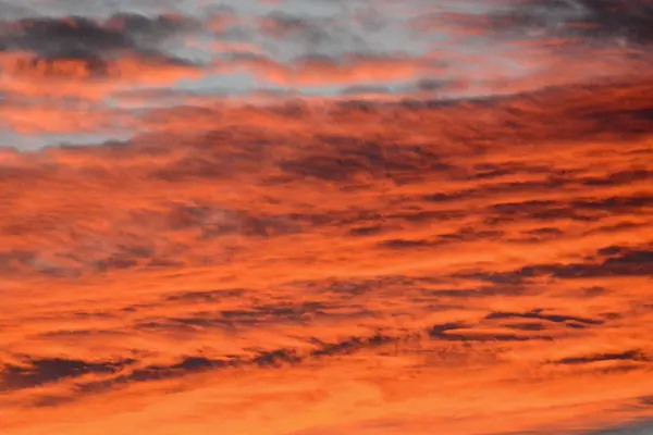 Nuvens coloridas ao pôr do sol — Fotografia de Stock